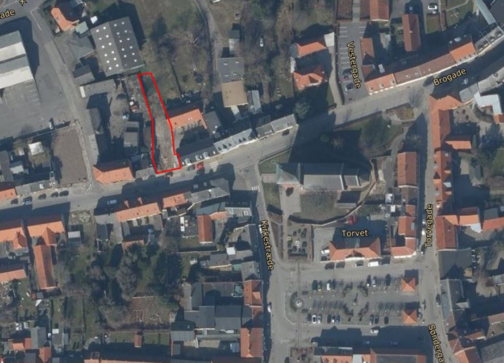 Et satellitbillede af sakskøbing med området for sanselund markeret med en rød linje